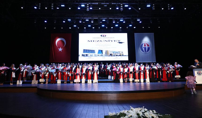 Diş hekimliği yeni mezunlarını uğurladı