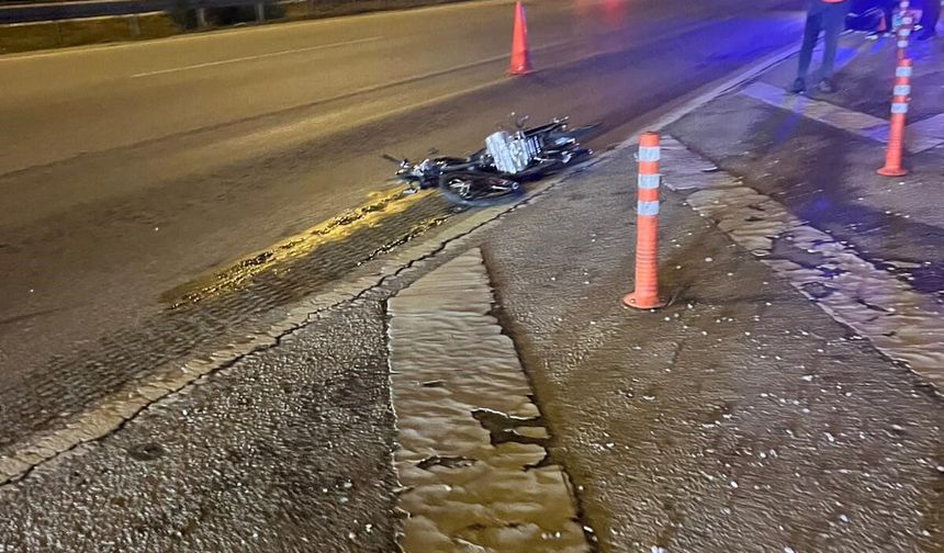 Motosiklet tırın altına girdi: 1 ölü