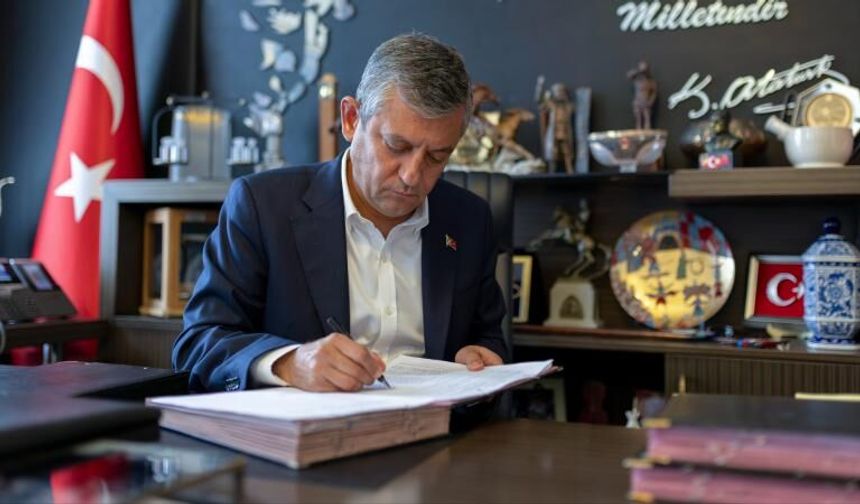 Özgür Özel 'Yeni Parti' için imzayı attı