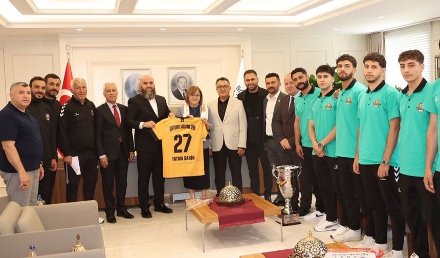 Şampiyonluk kupasını Fatma Şahin’e götürdüler