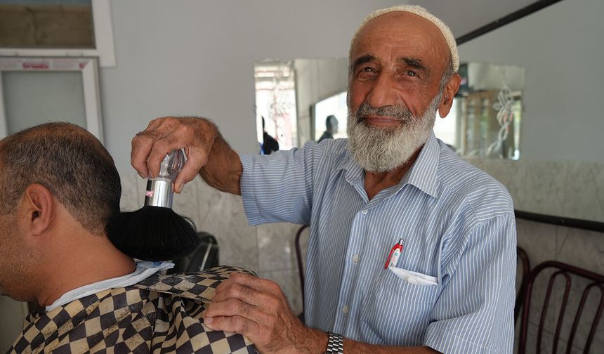 65 yıldır makasını elinden bırakmadı