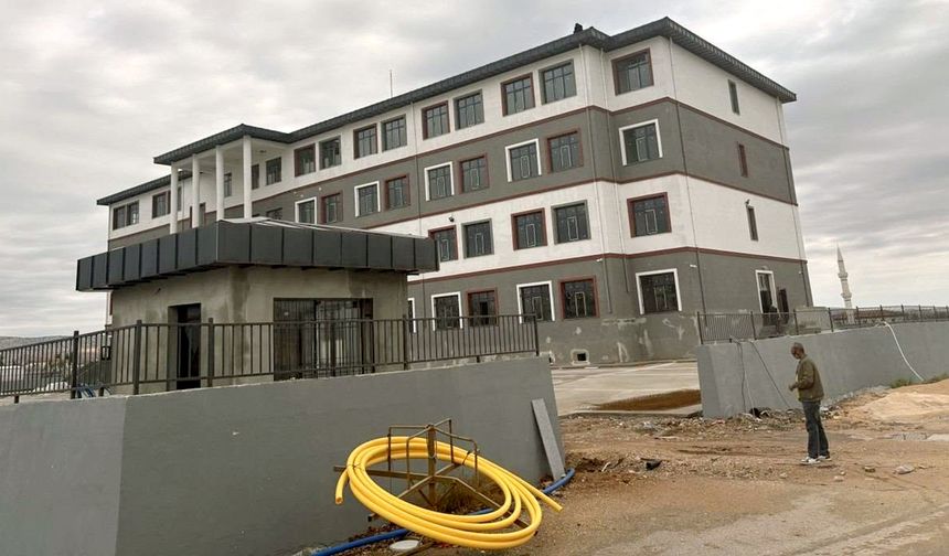Deprem konutlarının yanı başına dev okul