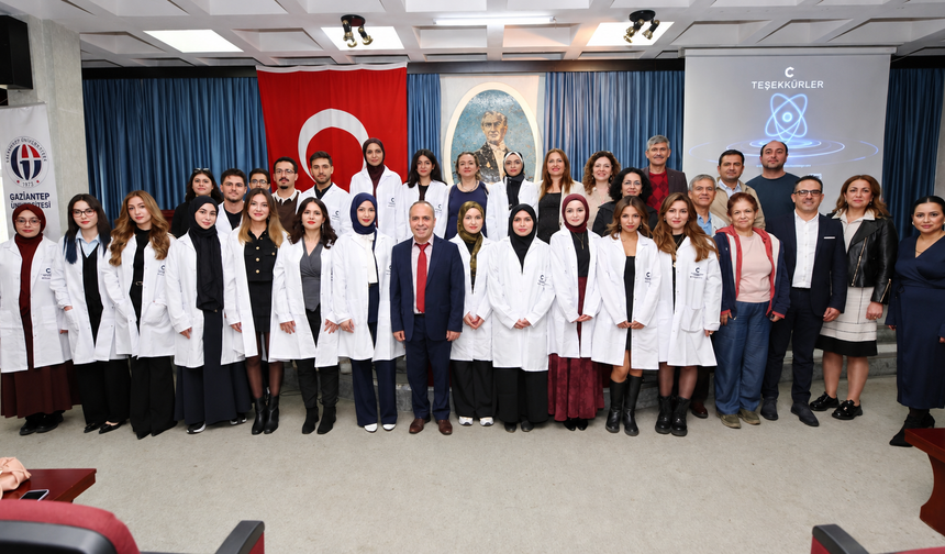 Kimyagerler önlük giydi