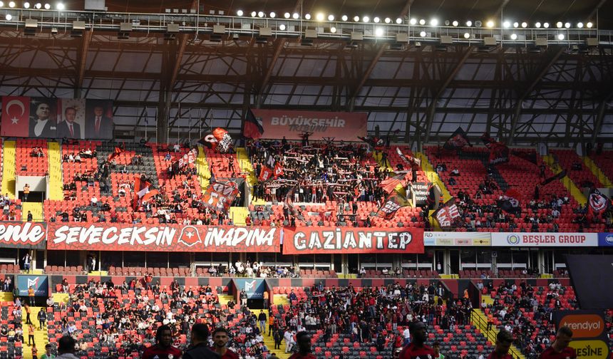 Tribünler yine boştu