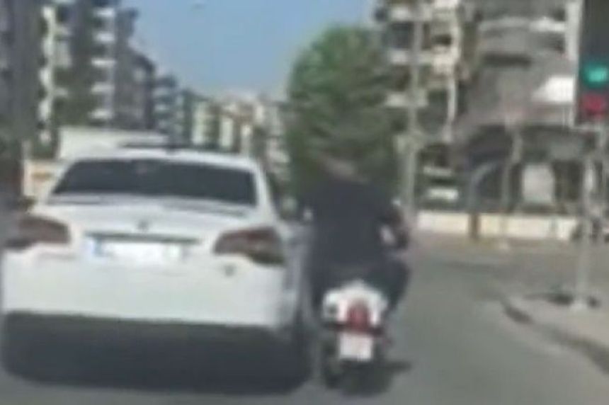 Motosiklet sürücüsünün tehlikeli yolculuğu kameraya yansıdı