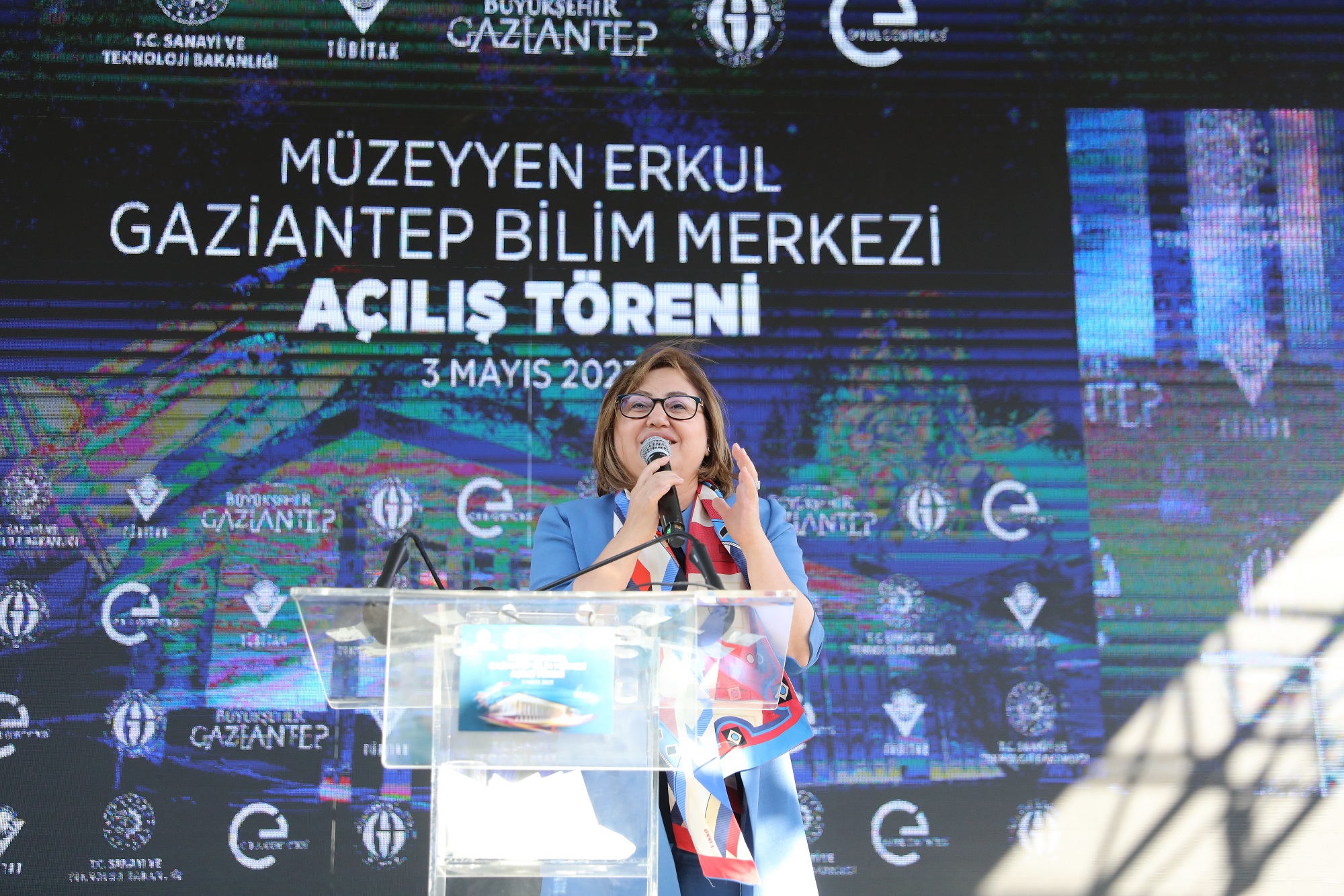 bölgeni̇n-en-büyük-bi̇li̇m-merkezi̇ni̇n-resmi̇-açilişi-yapildi-(8).jpg