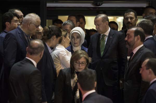 cumhurbaskani-erdogan-basbakan-yildirim-ve-bakanlardan-taziye-ziyareti-9936356.jpeg