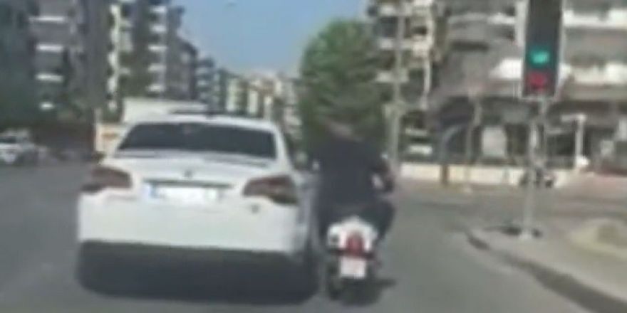 Motosiklet sürücüsünün tehlikeli yolculuğu kameraya yansıdı