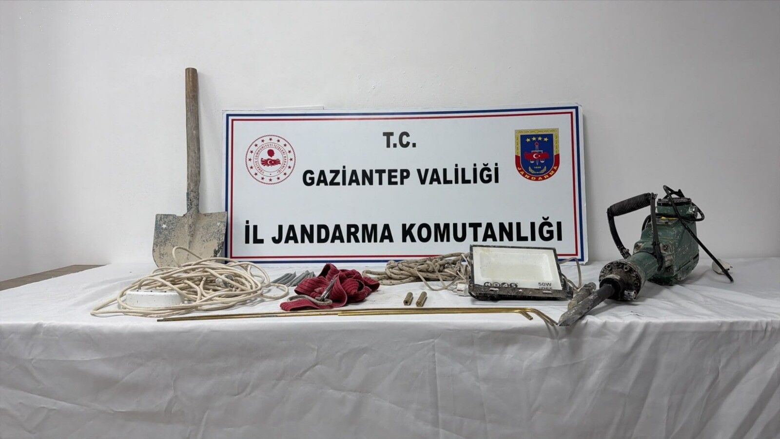 Gaziantep’te Evden Define Çıkarmaya Kalktılar!