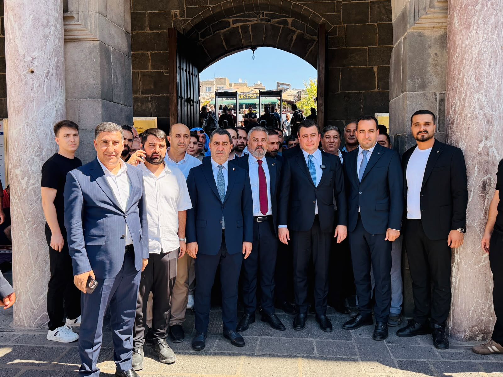 Eş zamanlı sahaya indiler
